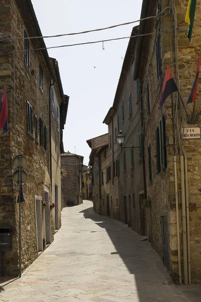 Narrow alley in Lucignano, Italy. — Stock Photo, Image