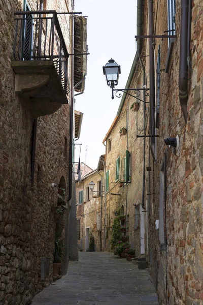 Callejón estrecho en Lucignano, Italia . — Foto de Stock