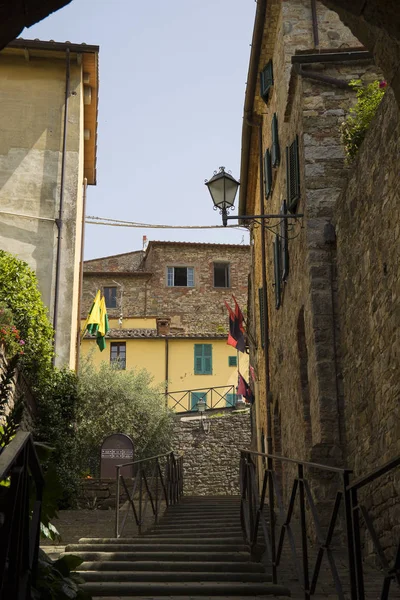 Escalera en Lucignano pueblo medieval, Italia . — Foto de Stock