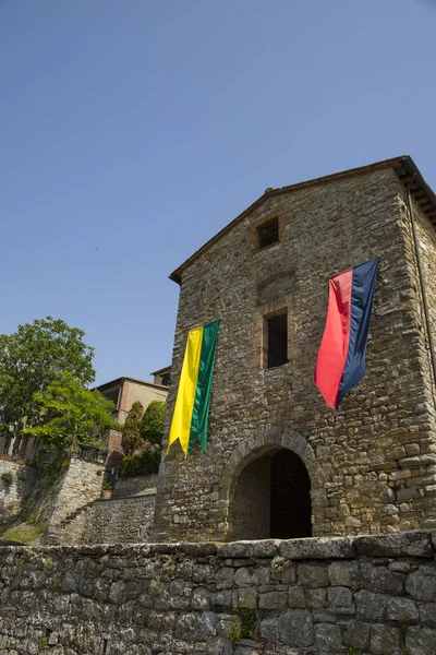 Středověká hradba v Lucignano, Toskánsku. — Stock fotografie