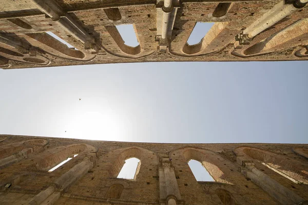 Небо между стенами аббатства Сан-Гальгано . — стоковое фото