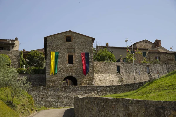 Porta medievale a Lucignano, Toscana . — Foto Stock