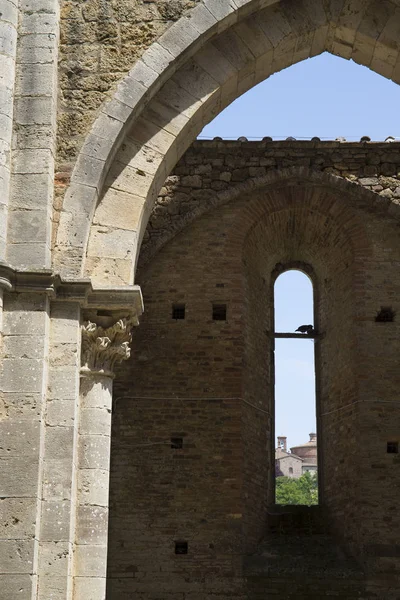 Деталь арки в аббатстве Сан-Гальгано . — стоковое фото