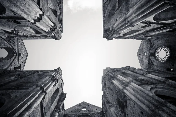 San Galgano manastırının alttan yukarı görünümünde çapraz şekil 