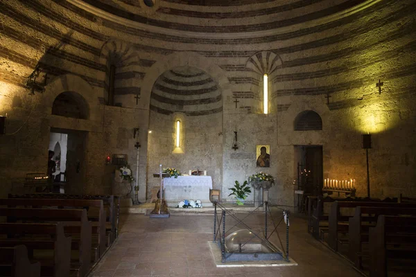 Interior da Capela Montesiepi em Chiusdino . — Fotografia de Stock