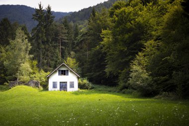 Beyaz kabin ile dağ manzarası