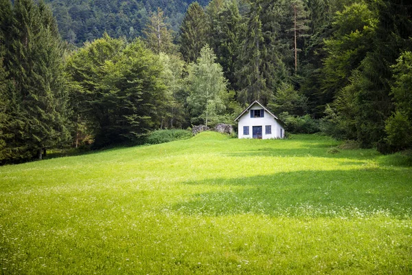 Paisagem de montanha com cabine branca — Fotografia de Stock