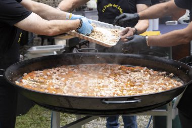Erkekler paella pişirme