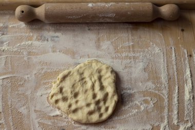 Ahşap tahta üzerinde taze makarna hamuru 