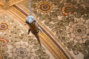 İtalya 'nın Mantua eyaletinde Santa Maria delle Grazie, Curtatone' da tavandan sarkan timsah. Doldurulmuş hayvanın 600 yaşında olması gerekiyordu. Boşluğu sağda kopyala.