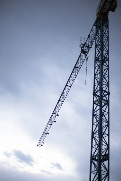 Turmdrehkran Mit Dunkelblauem Himmel Der Dämmerung Vertikale Aufnahme Gebäudehintergrund Oder — Stockfoto