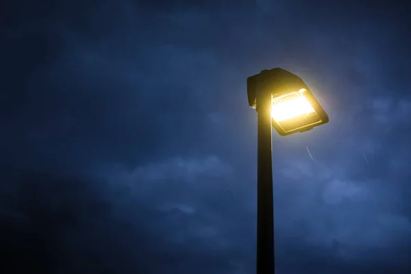 Lámpara Calle Crepúsculo Con Cielo Azul Malhumorado Lluvia Cayendo Fondo — Foto de Stock