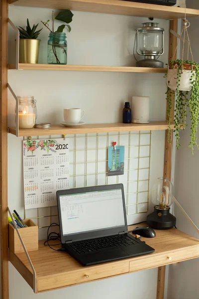 Kis Otthoni Irodai Távirányító Laptoppal Szobanövényekkel Fémtáblával Gyertyákkal Asztali Lámpával — Stock Fotó