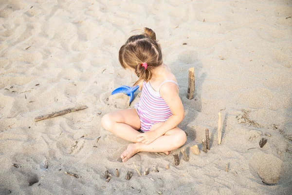 Blank Kind Meisje Spelen Met Zand Driftwoods Terwijl Zitten Het — Stockfoto