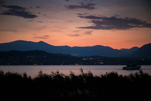 Vacker Dramatisk Solnedgång Med Lager Rosa Himmel Och Blå Kullar — Stockfoto