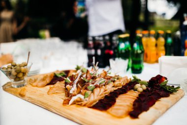 Açık büfe bir tabloda, lezzetli jambon yakın çekim