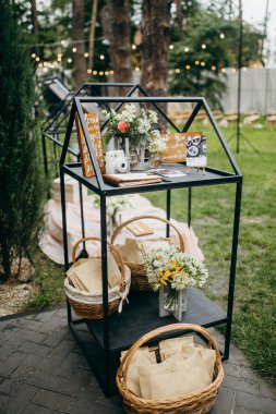 güzel düğün günü dekorasyon. Kamera, çiçek stand