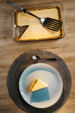 Cheesecake tahta masada yemek hazırdır