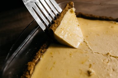 Cheesecake yemek, yakın çekim hazır