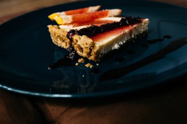 greyfurt dilim plaka üzerinde leziz Cheesecake