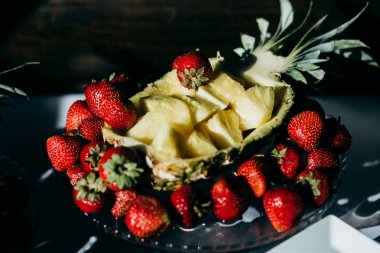 ananas ve çilek düğün Resepsiyon masasında