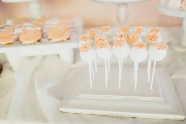 Düğün Resepsiyon masasında lezzetli tatlılar