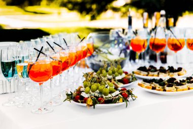 Farklı yaz içecekler ve aperatifler masada, kapat