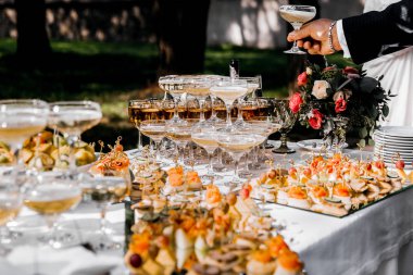 Farklı yaz içecekler ve aperatifler masada, kapat