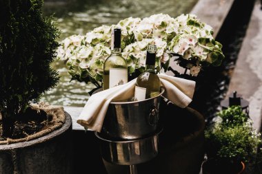  Düğünde, şarap şişeleri yakın çekim