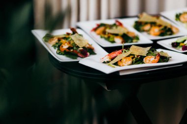 şenlikli masaya farklı yemekler