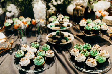 Düğün Resepsiyon masasında lezzetli tatlılar