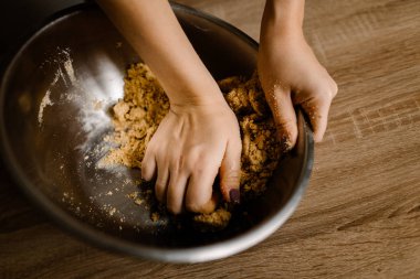 Ahşap masa üzerinde peynir kek için malzemeler