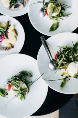 şenlikli masaya farklı yemekler