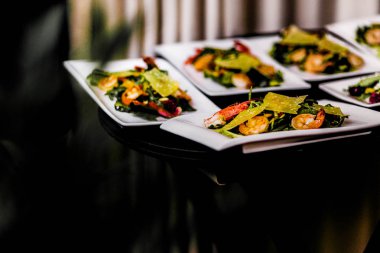 şenlikli masaya farklı yemekler