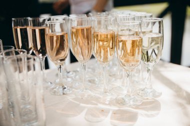  Bardak şampanya düğünde, yakın çekim