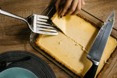 Cheesecake yemeye hazır kesme kadın 