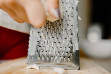 kadın ızgara Beyaz tereyağı peynir kek üzerine ahşap masa için