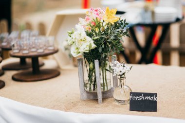 güzel düğün günü dekorasyon çiçekler ile tablo