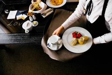 Düğün tabloda çay ve tatlılar koyarak garson