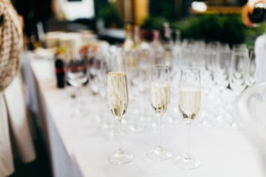  Bardak şampanya düğünde, yakın çekim