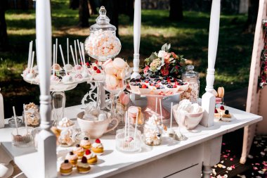 Çikolata paketiyle düğün farklı tatlılar