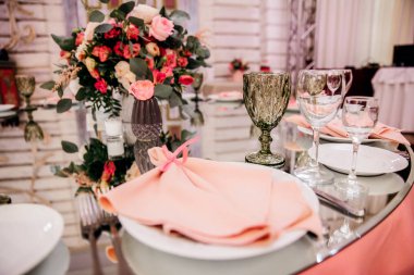 güzel düğün günü tablo ile gül ayarla