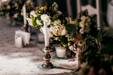 güzel düğün günü masa dekorasyonu. Dekor