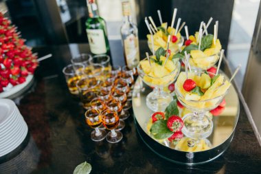 Lezzetli aperatifler ve içecekler düğün Resepsiyon masasında