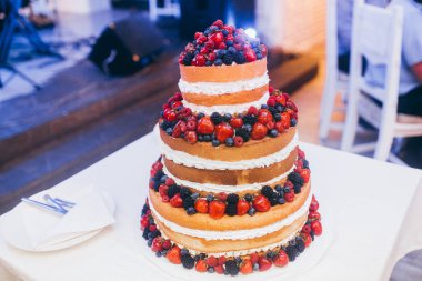 Çilek ile güzel düğün pastası