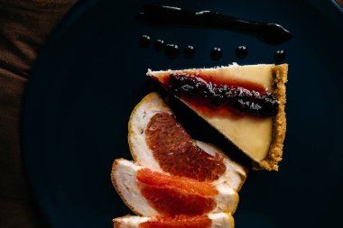 greyfurt dilim plaka üzerinde leziz Cheesecake