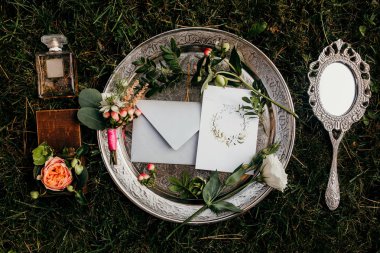güzel düğün günü dekorasyon, davetiye, parfüm, ayna