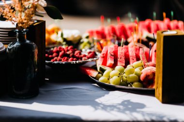 Düğün Resepsiyon masasında lezzetli meyve
