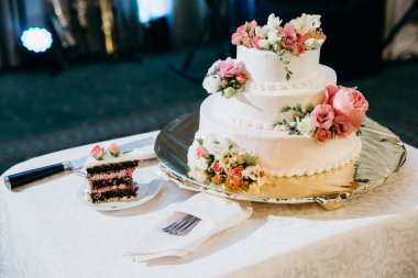 güzel düğün pastası dekorasyonu ile