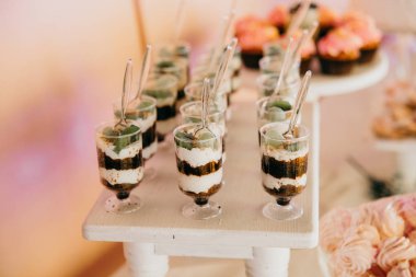 Düğün Resepsiyon masasında lezzetli tatlılar